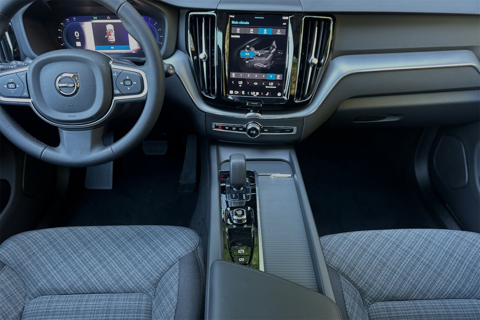 2025 Volvo XC60 B5 Core photo 3