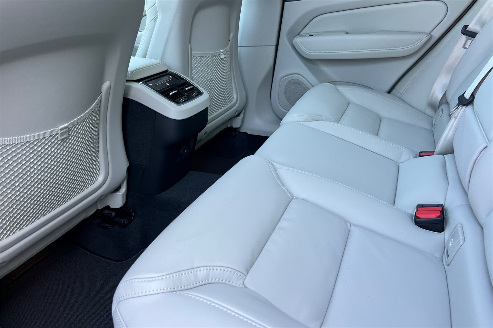 2025 Volvo XC60 B5 photo 4
