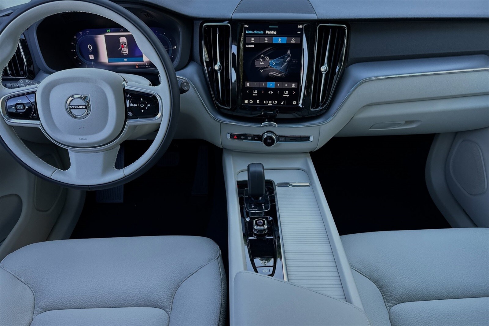 2025 Volvo XC60 Hybrid T8 Core photo 4