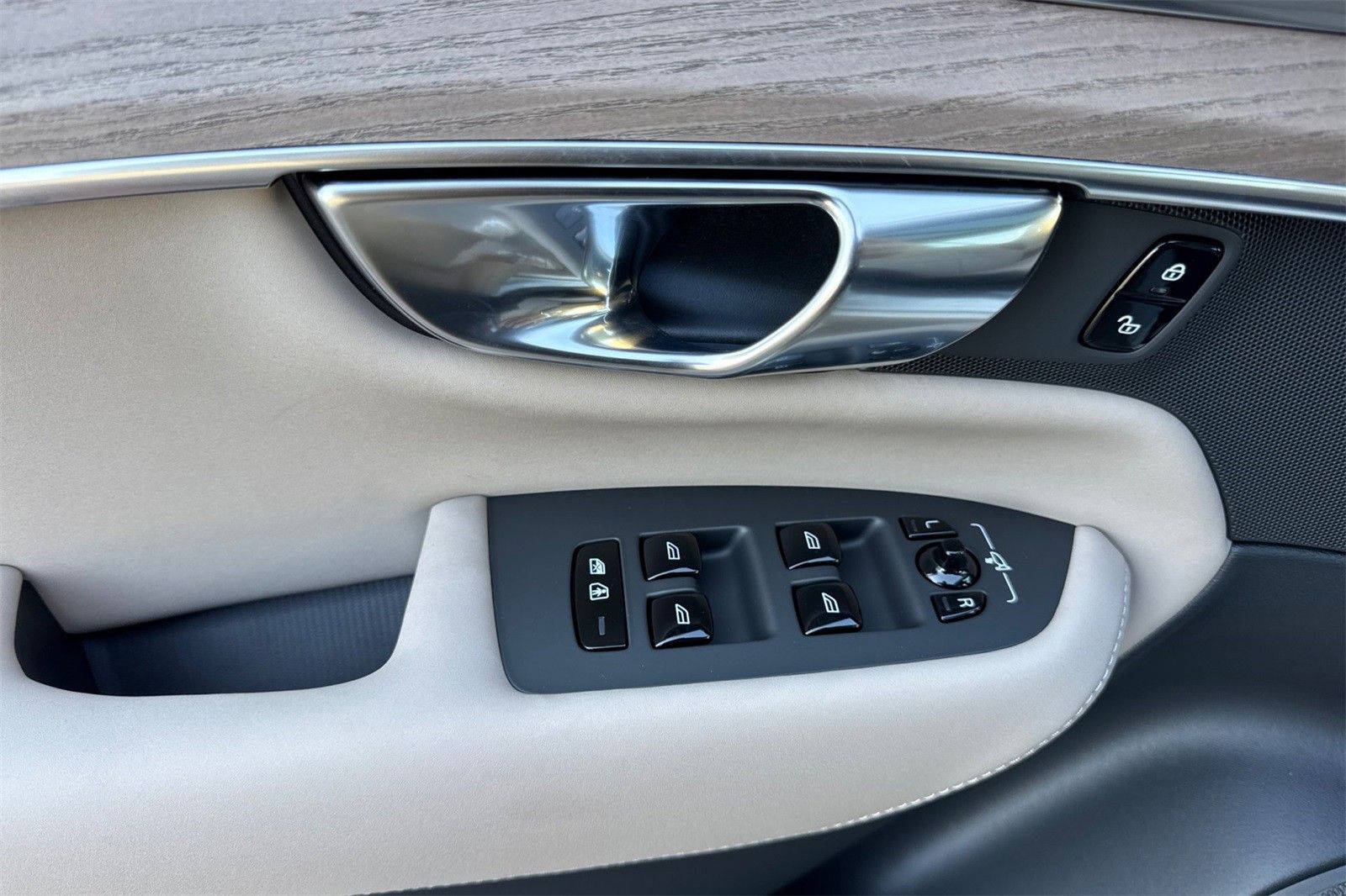 2026 Volvo XC90 Plus - Photo 12