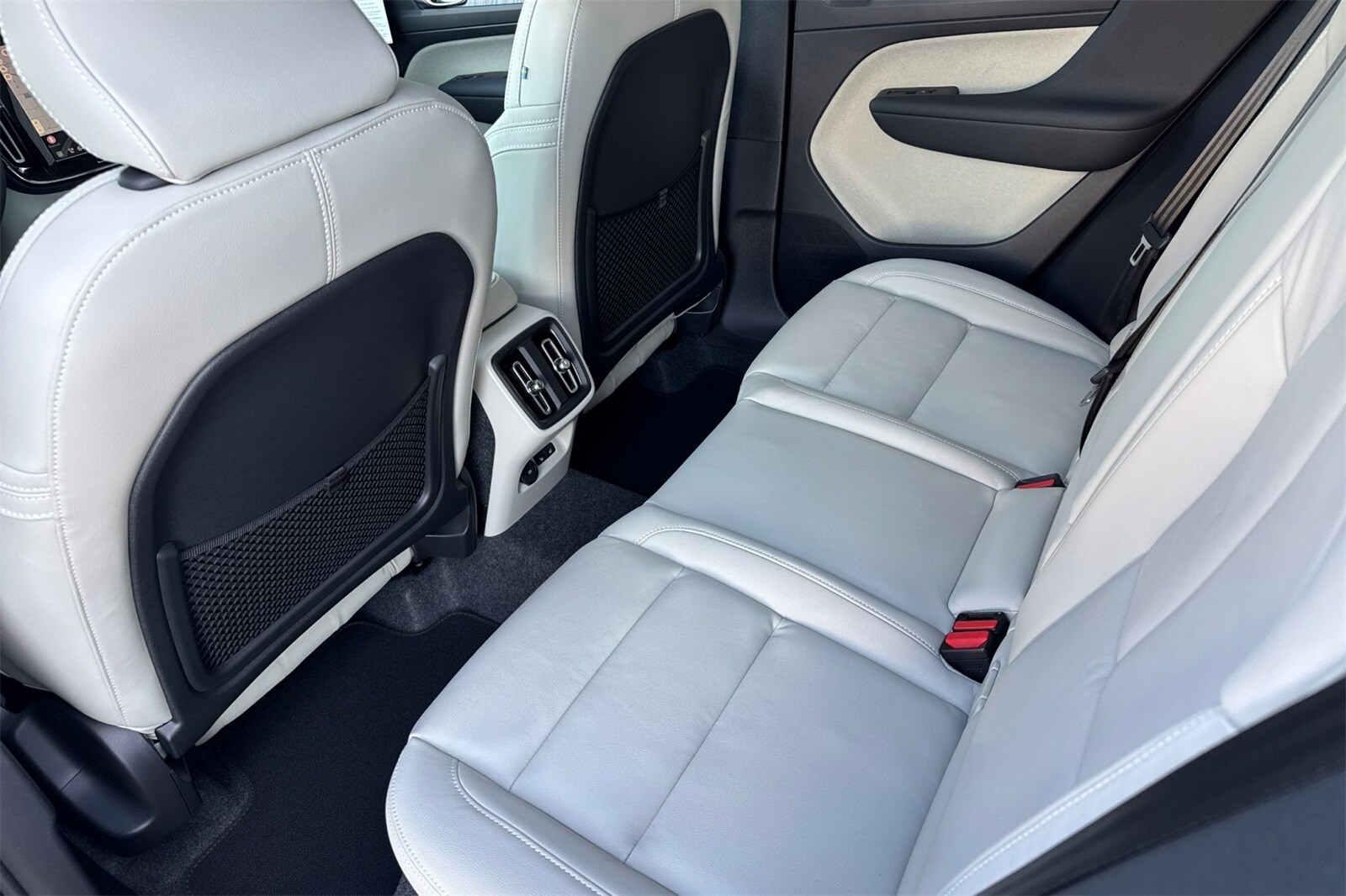 2026 Volvo XC40 Plus photo 3