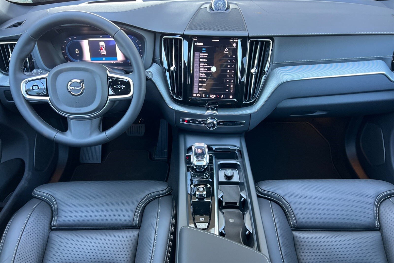 2025 Volvo XC60 B5 Black Edition photo 3