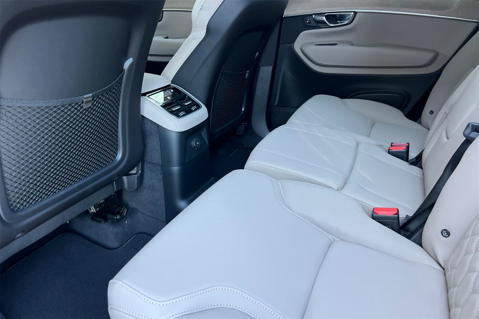 2026 Volvo XC90 T8 Plus photo 4