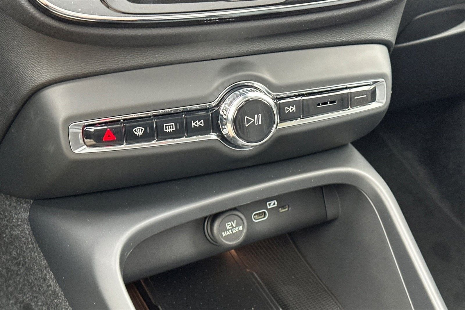 2025 Volvo XC40 Core - Photo 19