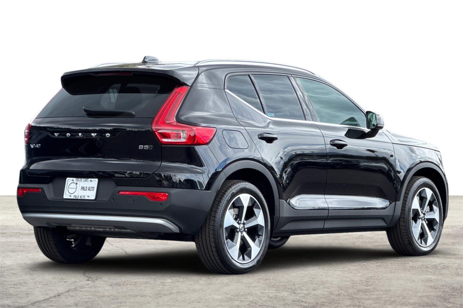 2025 Volvo XC40 Core photo 2