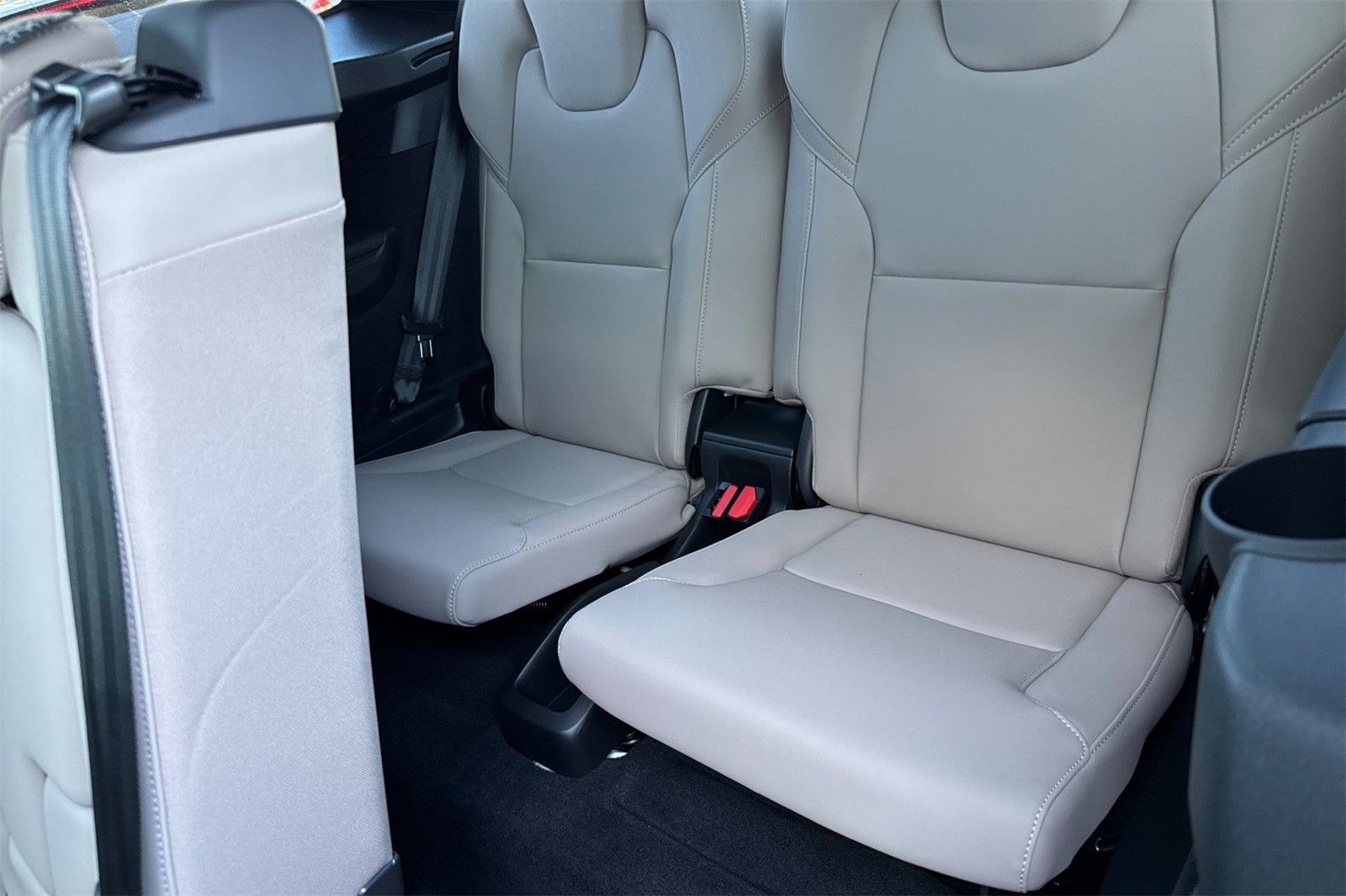 2026 Volvo XC90 Plus - Photo 14