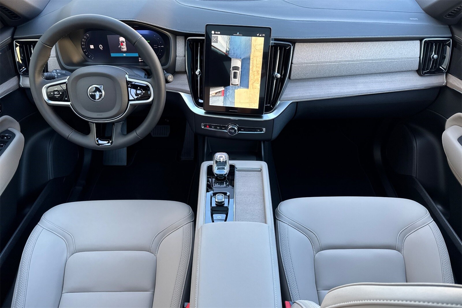 2026 Volvo XC90 T8 Plus photo 3