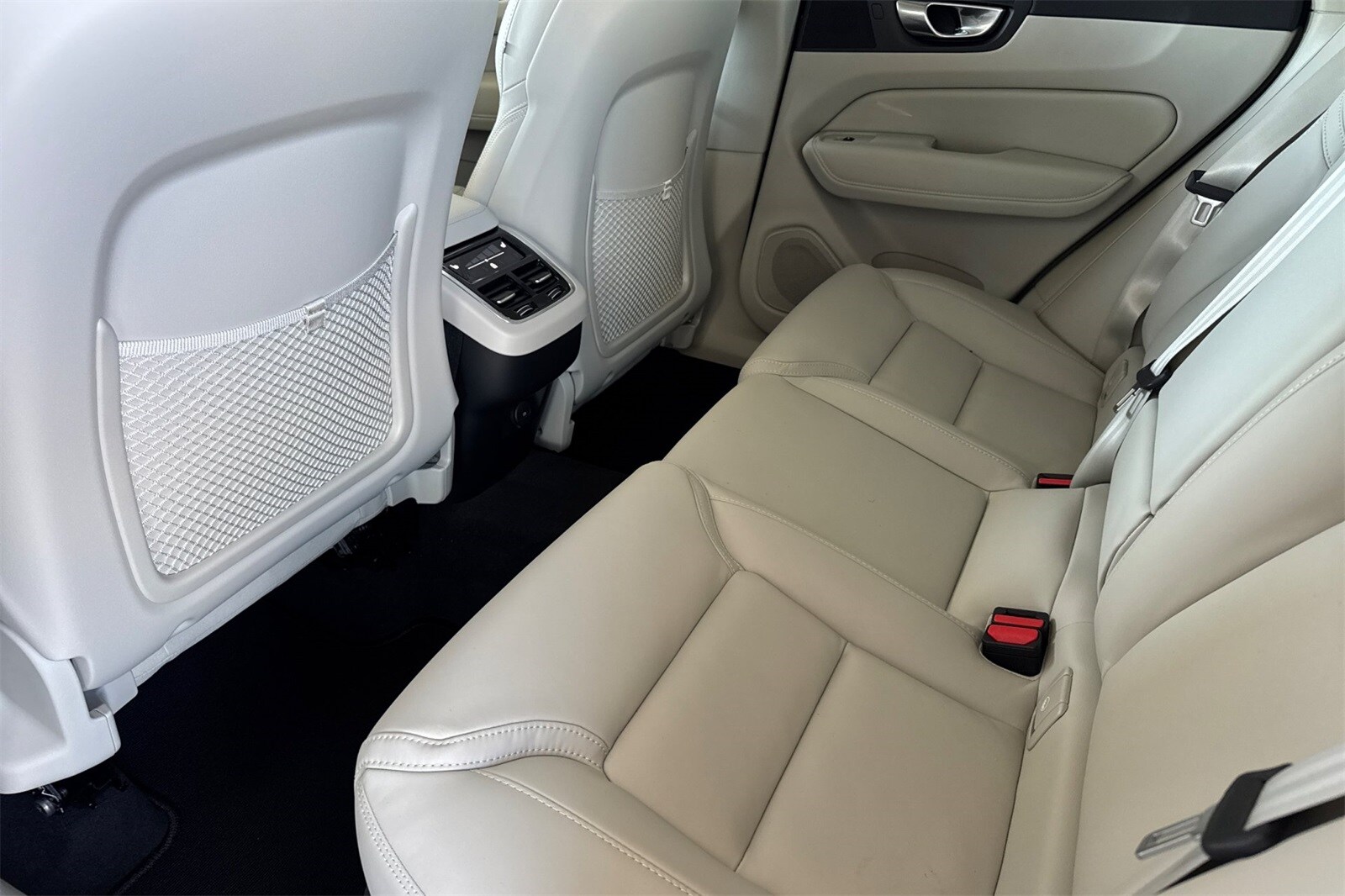 2026 Volvo XC60 B5 photo 2
