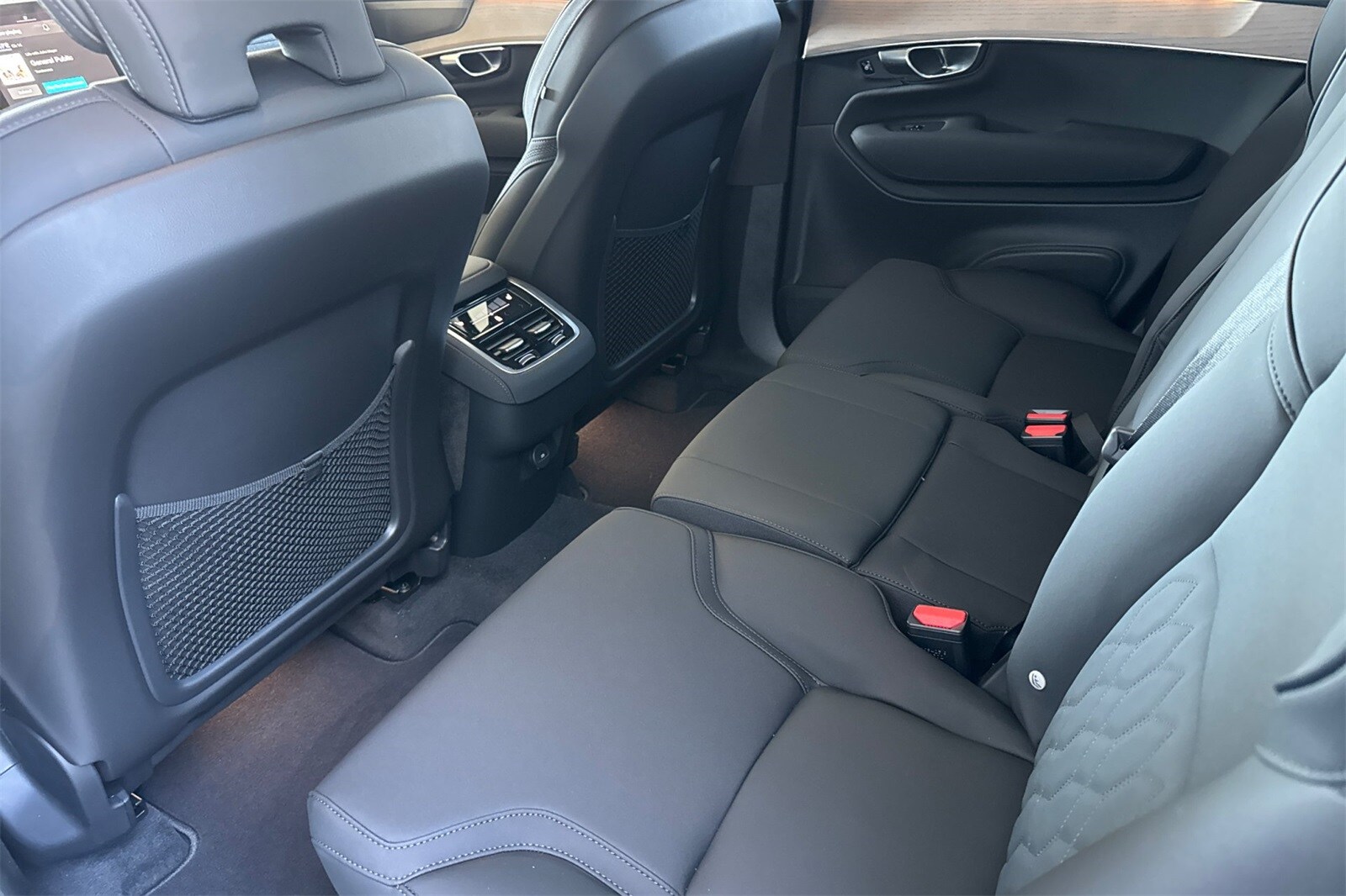 2026 Volvo XC90 B5 Plus photo 4