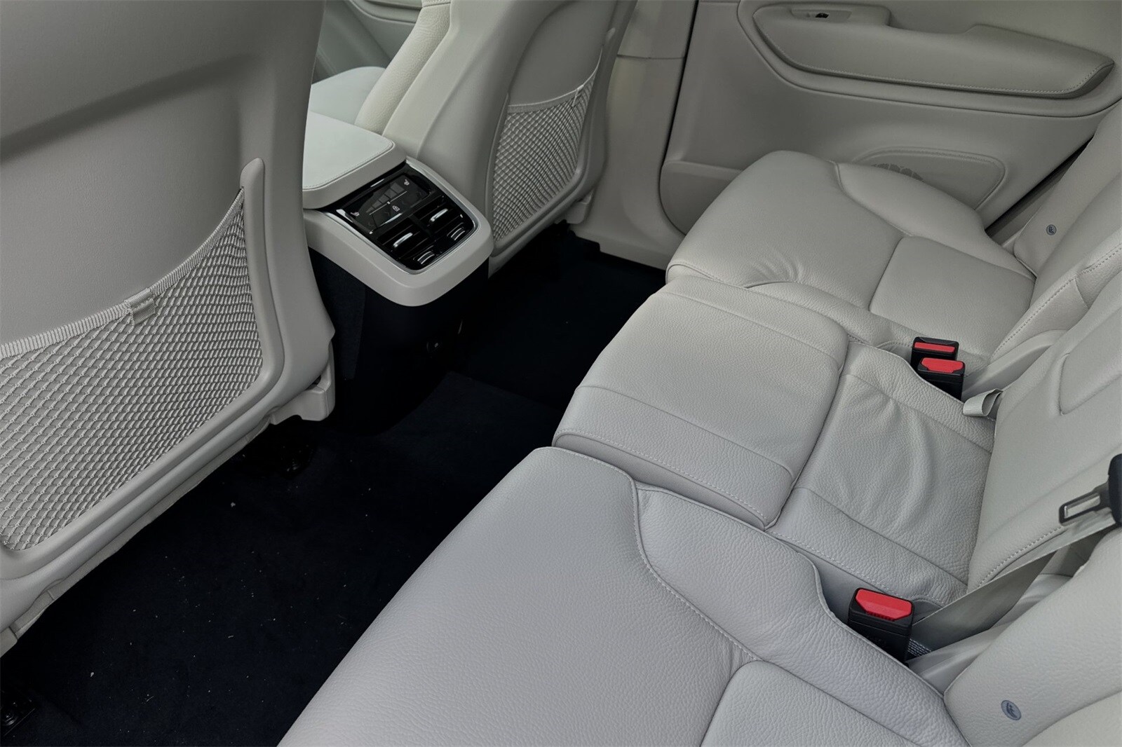 2025 Volvo XC90 B5 Plus photo 3