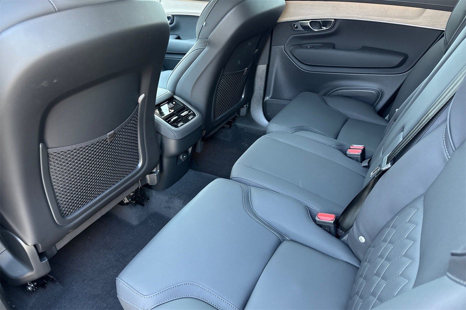 2025 Volvo XC90 Core photo 4