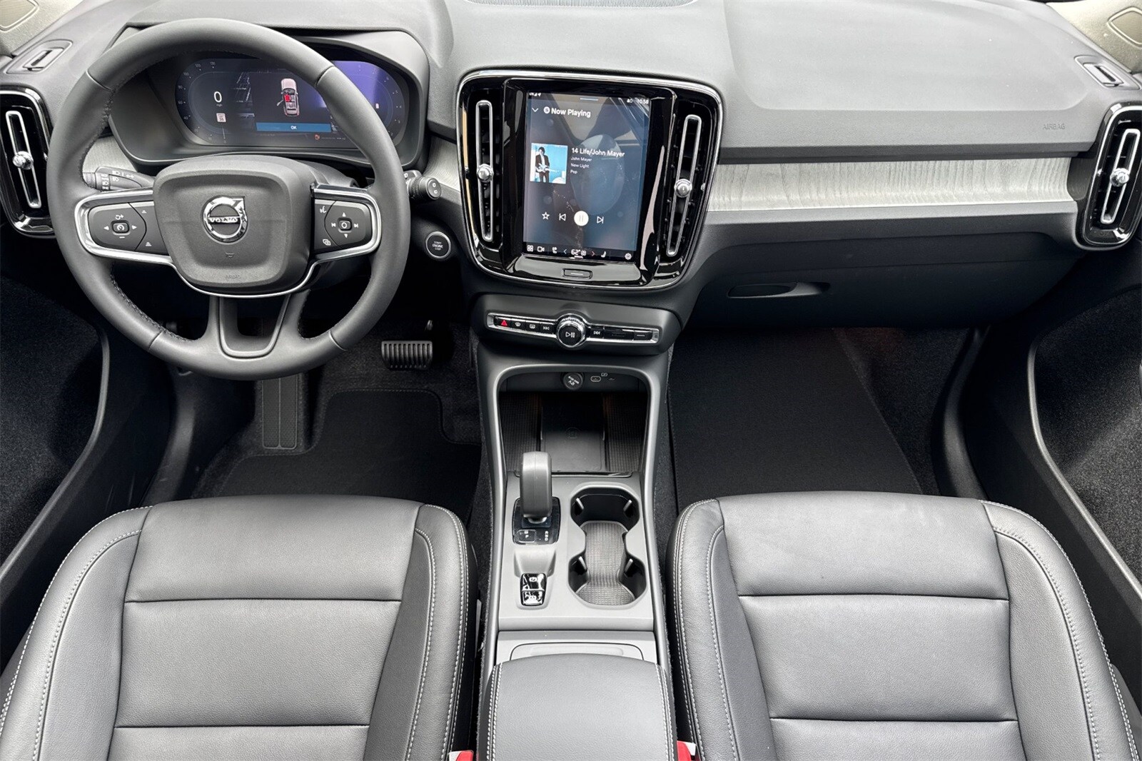 2025 Volvo XC40 Core photo 3