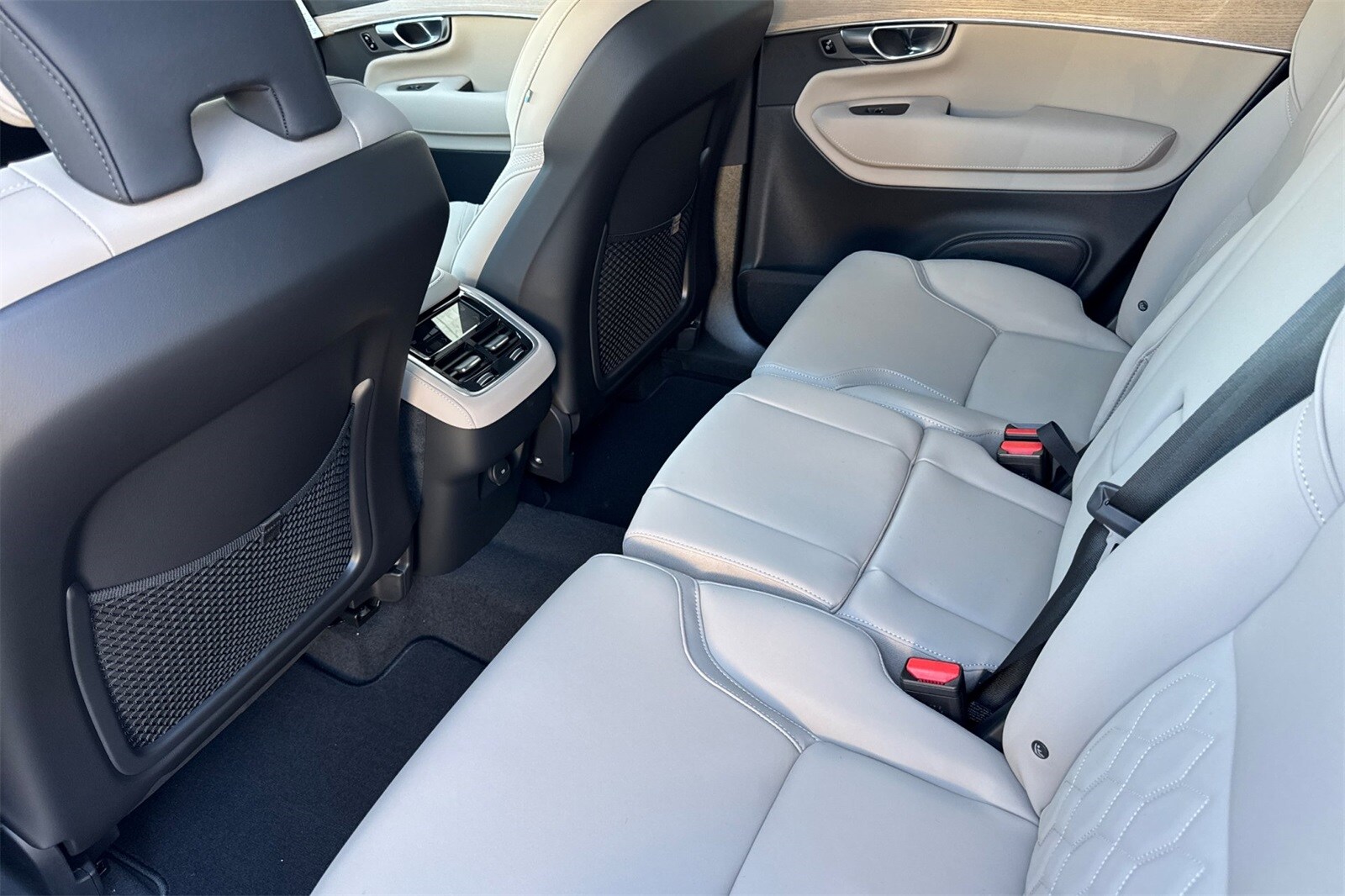 2026 Volvo XC90 B5 Plus photo 4