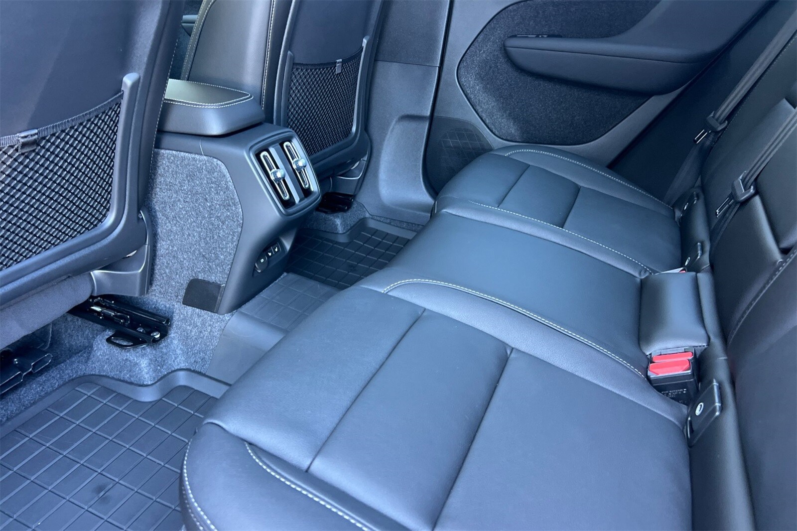 2026 Volvo XC40 photo 4