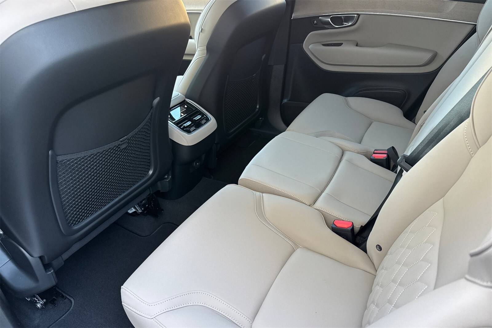 2026 Volvo XC90 Plus photo 4