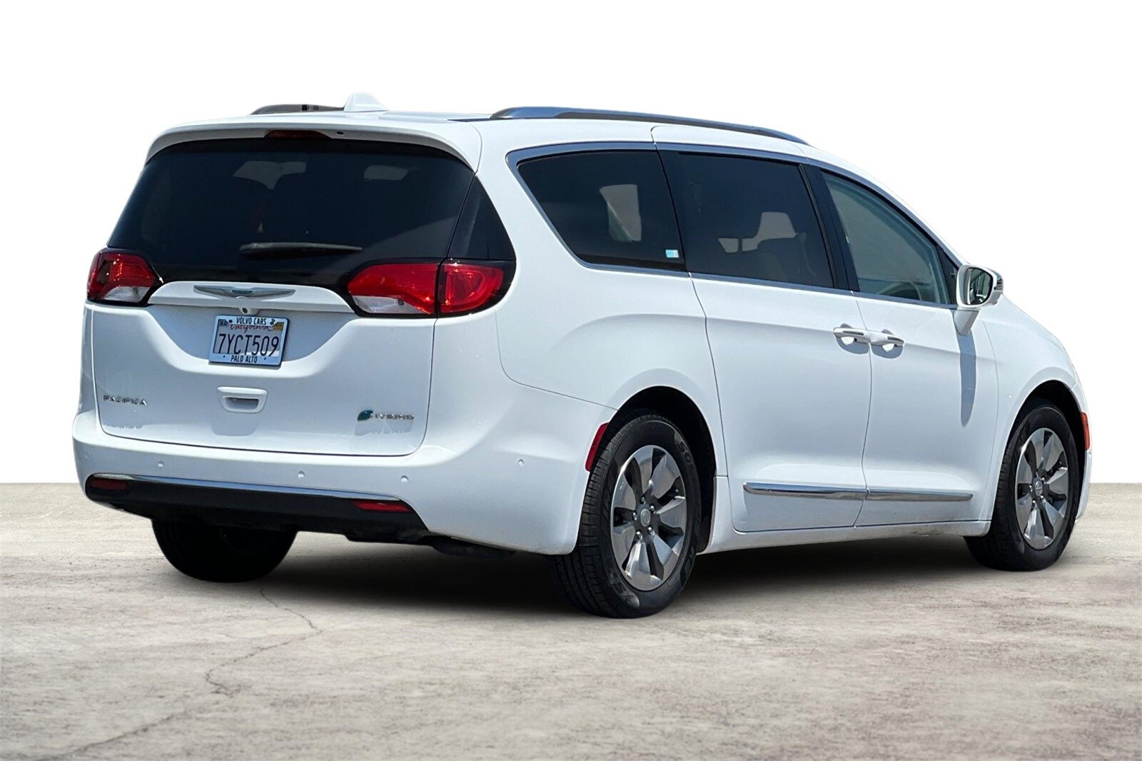 2017 Chrysler Pacifica Hybrid photo 3