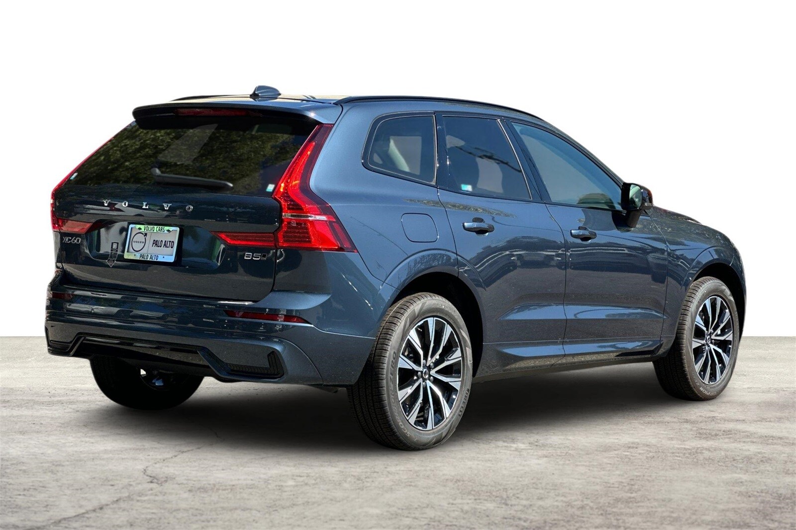 2025 Volvo XC60 B5 Core photo 2