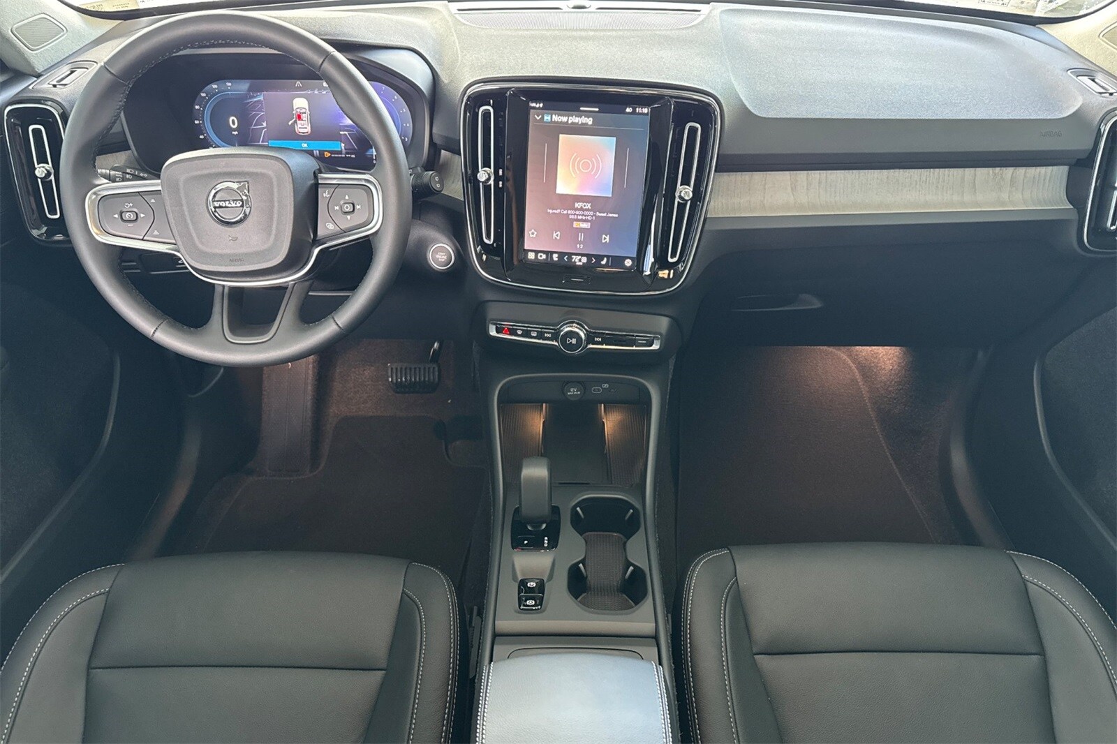 2025 Volvo XC40 Core photo 3