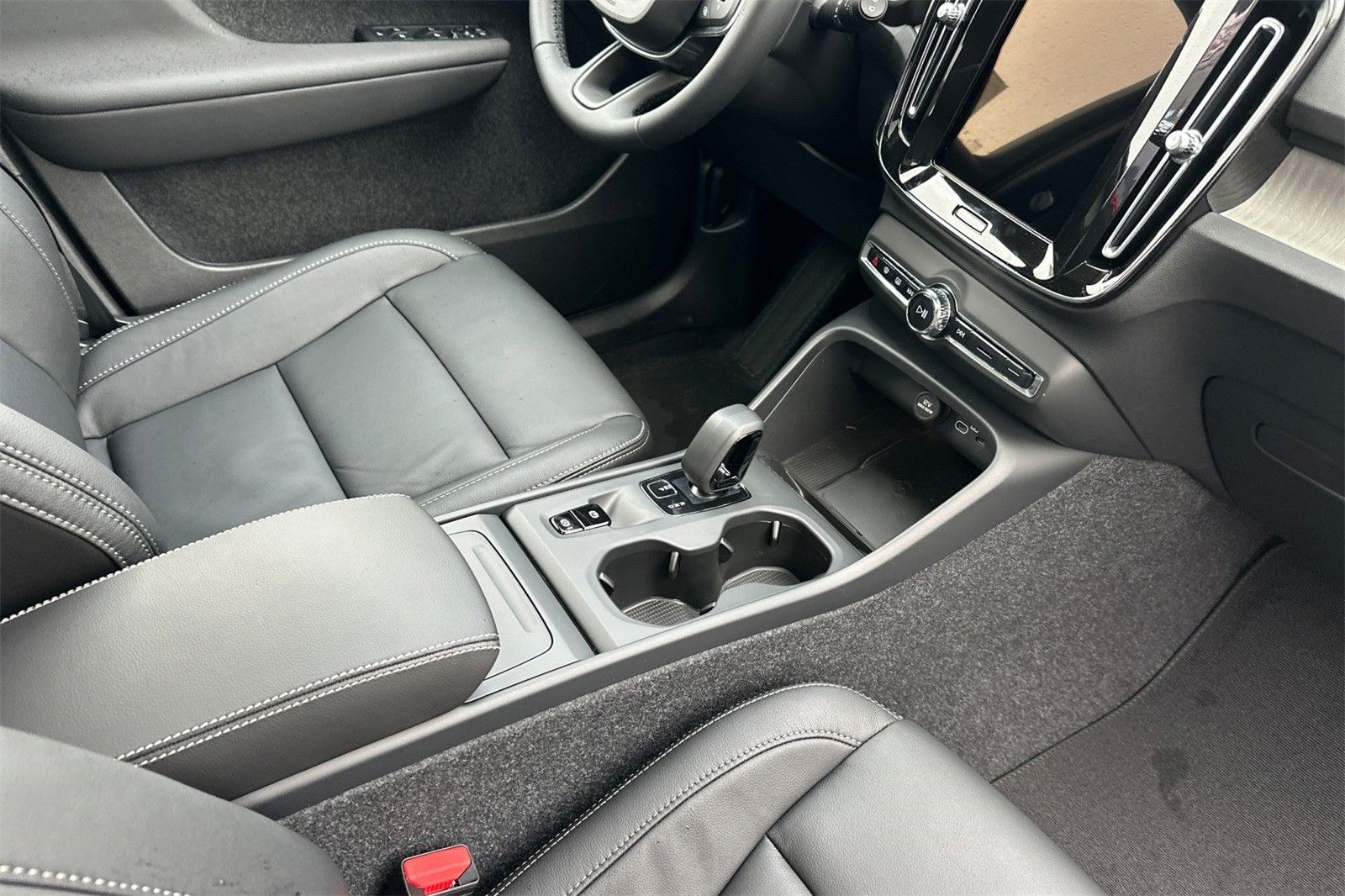 2025 Volvo XC40 Core - Photo 15