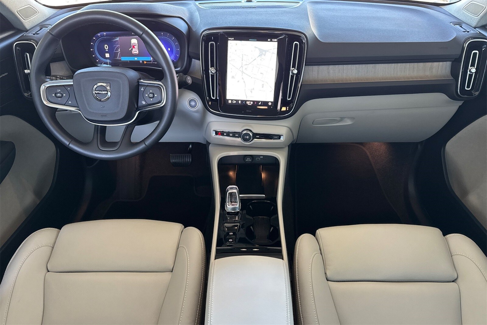 2025 Volvo XC40 photo 4