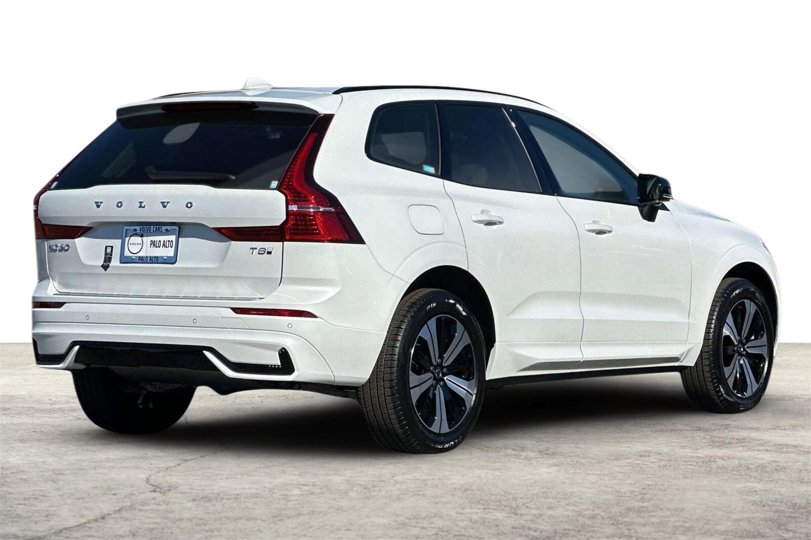 2025 Volvo XC60 Hybrid T8 Core photo 3