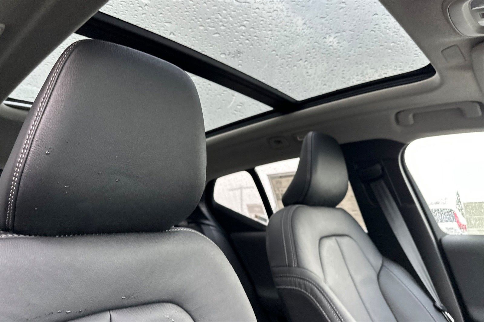 2025 Volvo XC40 Core - Photo 16