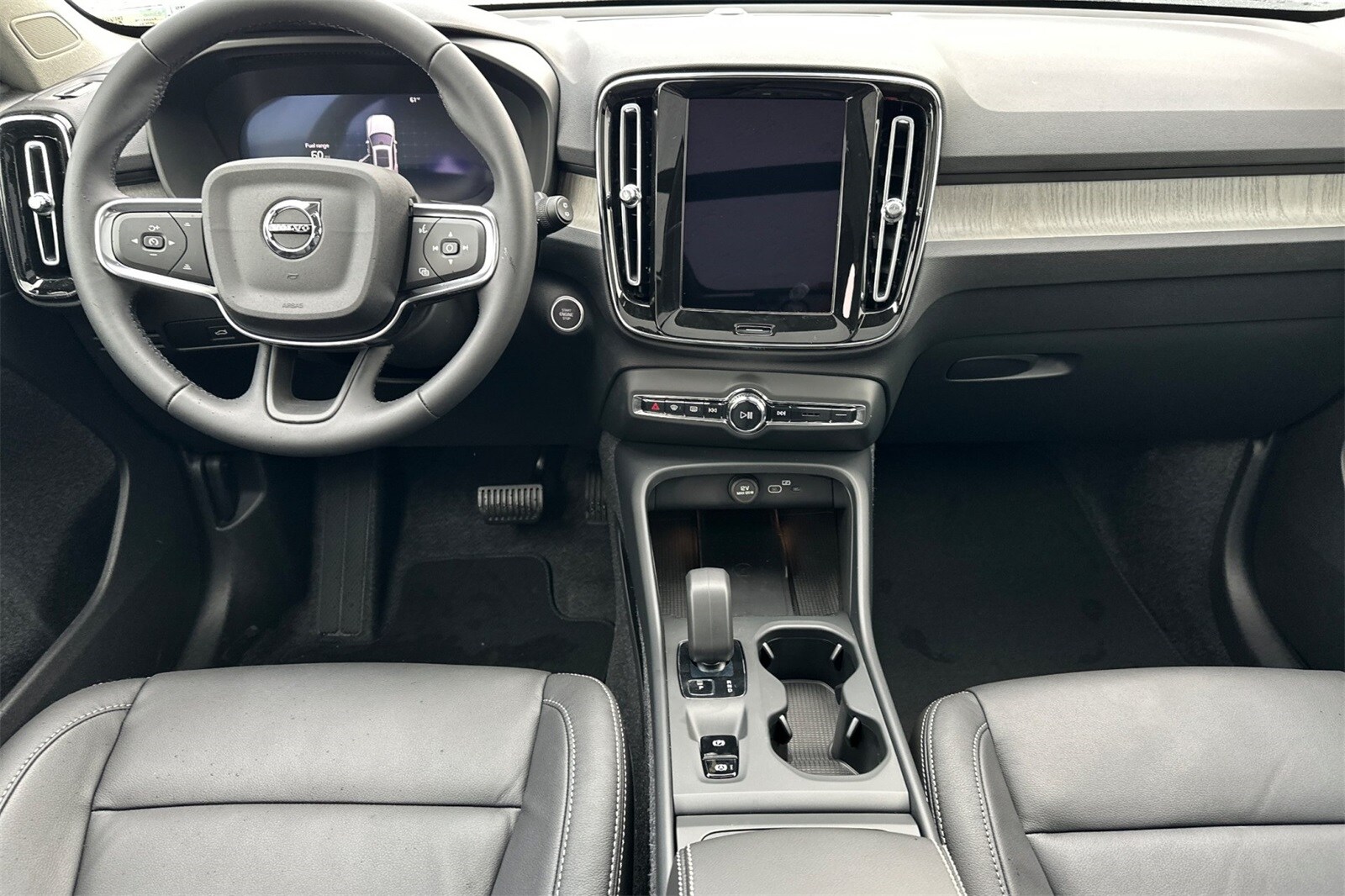 2025 Volvo XC40 Core photo 3