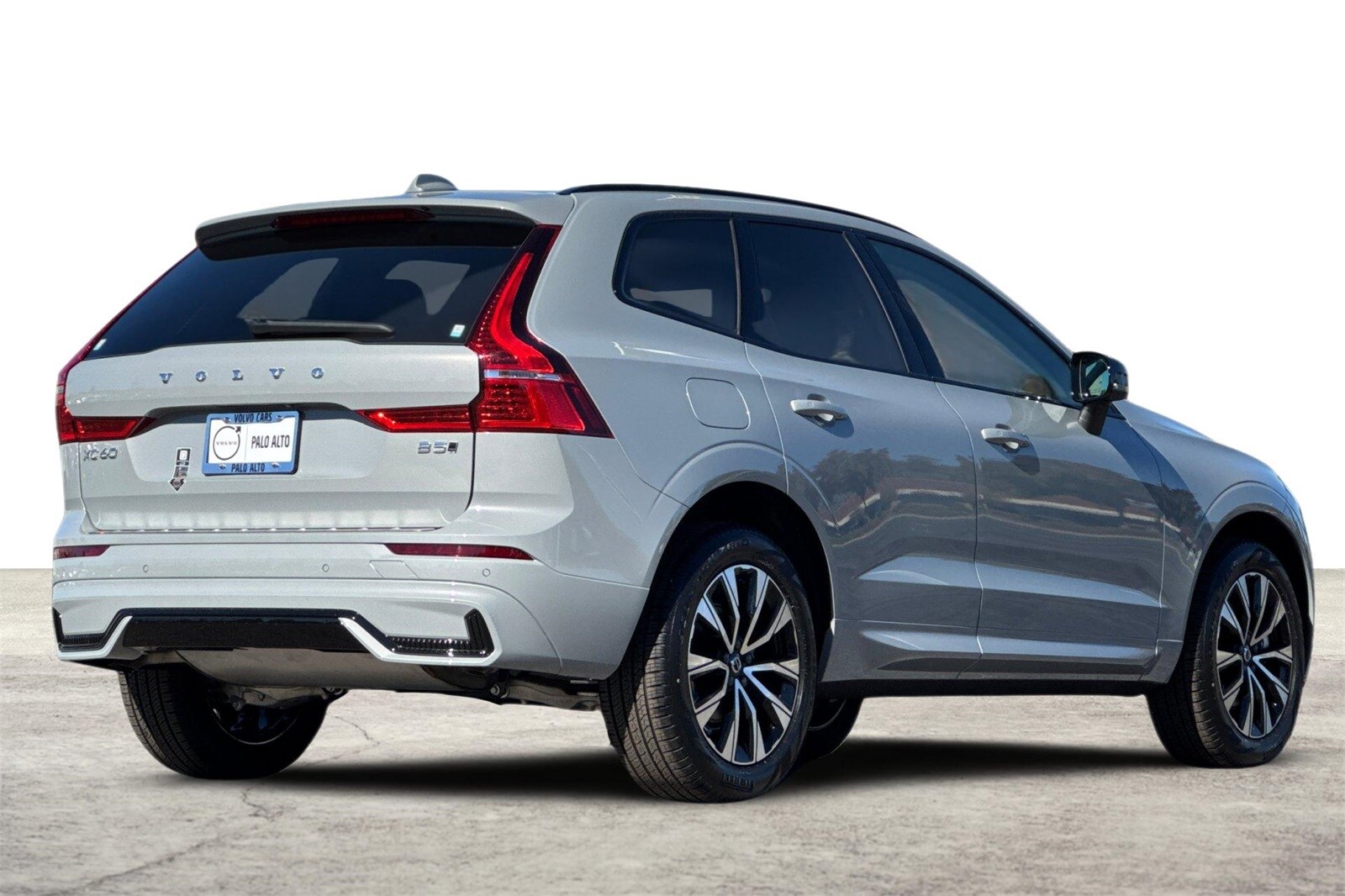 2025 Volvo XC60 B5 Core photo 2