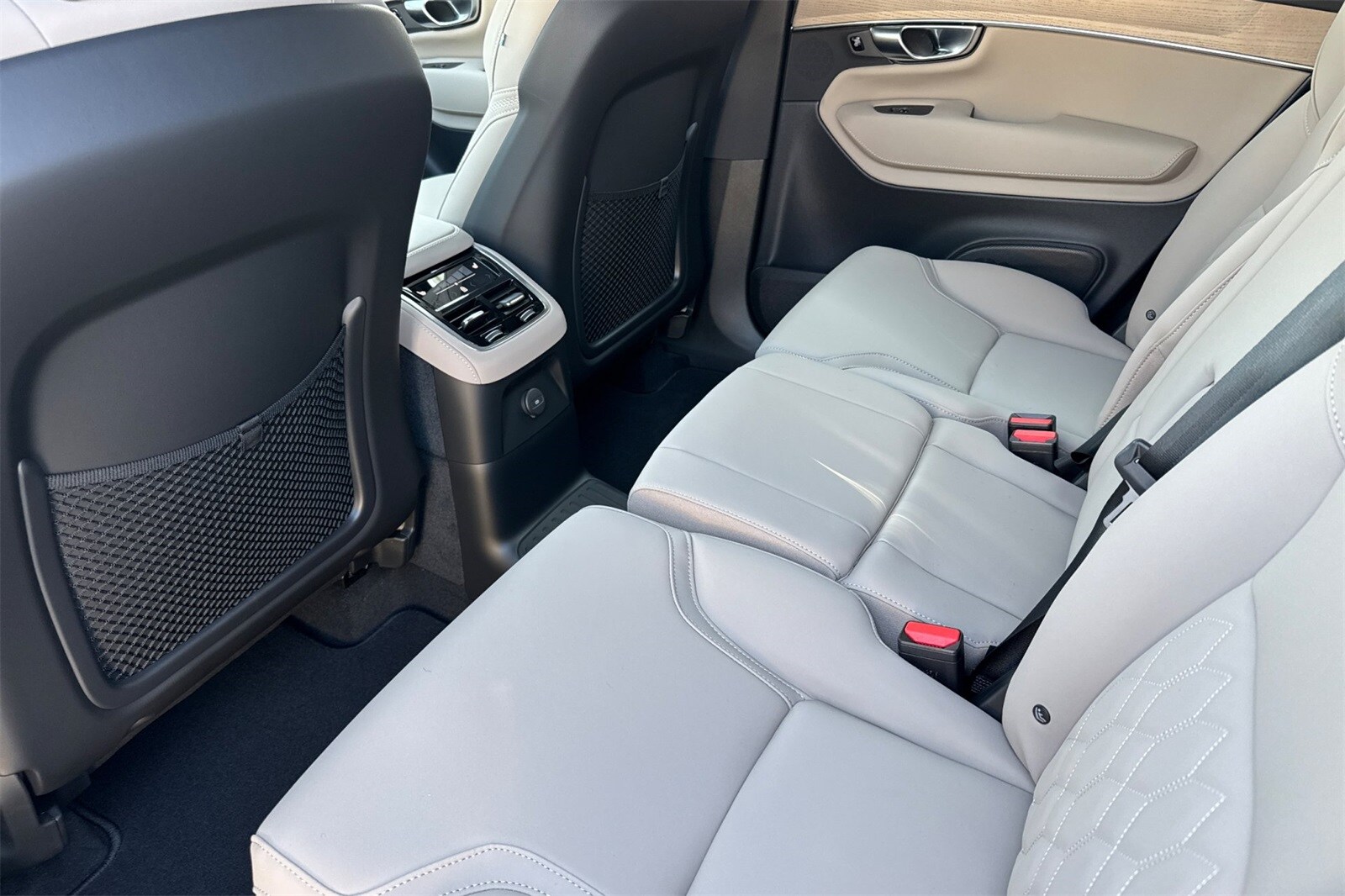 2026 Volvo XC90 T8 Plus photo 4