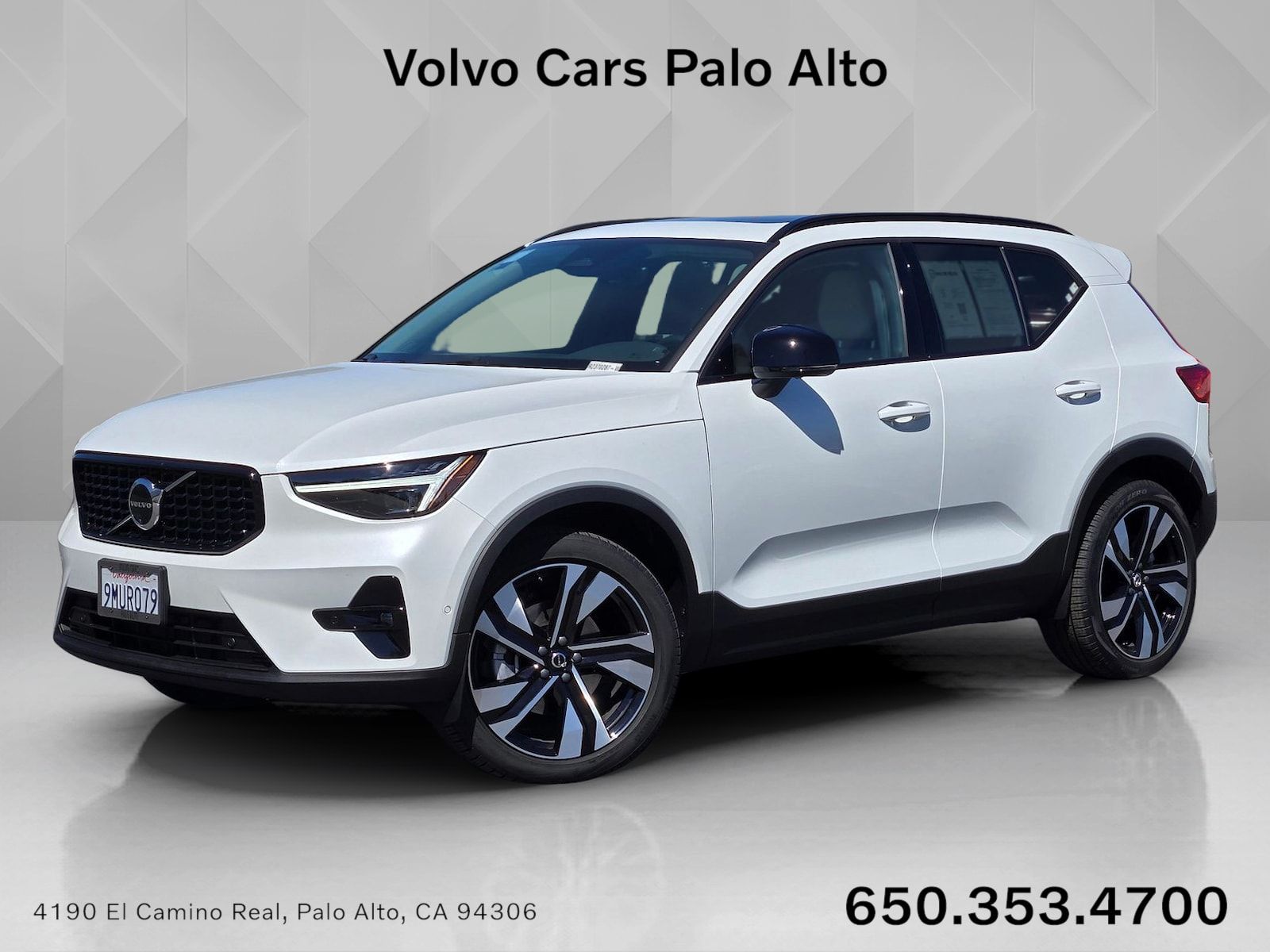 2024 Volvo XC40 B5 Plus Dark AWD's photo