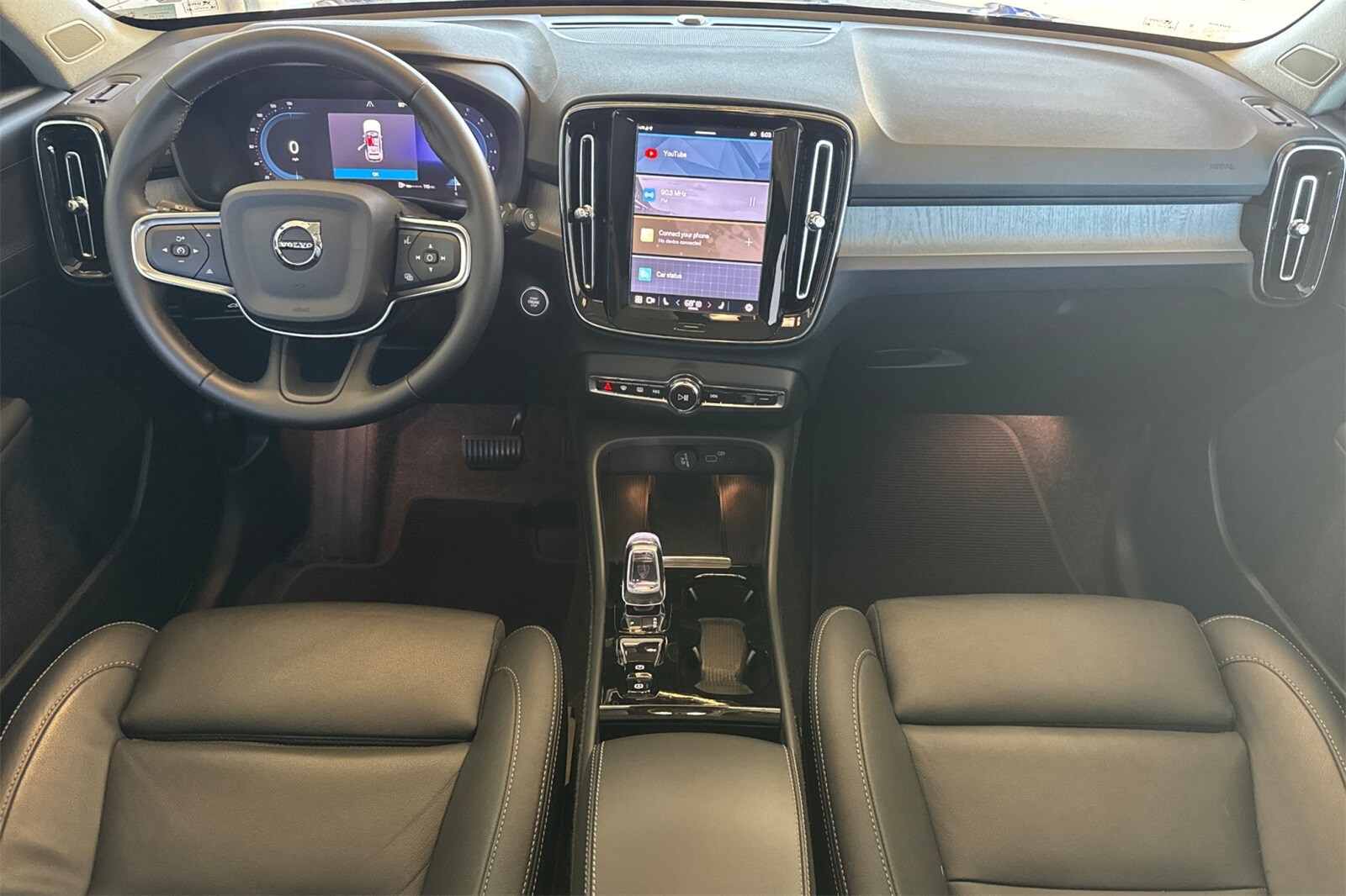 2025 Volvo XC40 Plus photo 4