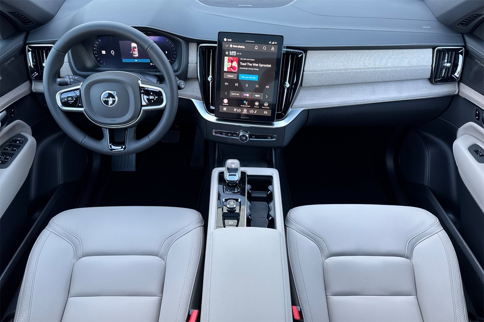 2026 Volvo XC90 Plus photo 2