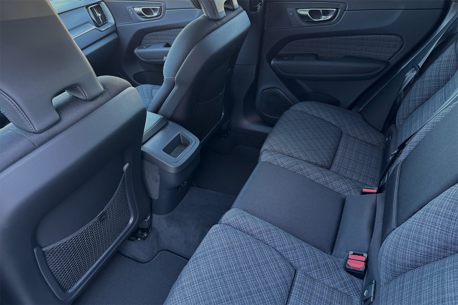 2025 Volvo XC60 B5 Core photo 4