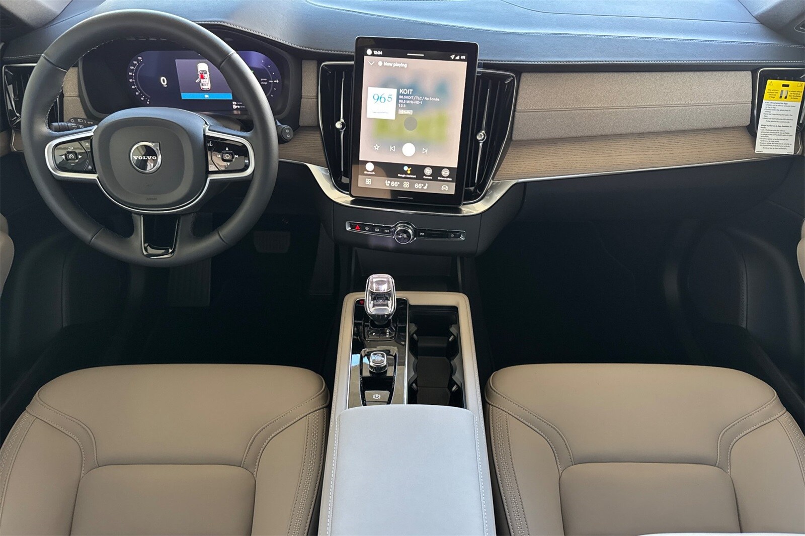 2026 Volvo XC90 T8 Plus photo 3