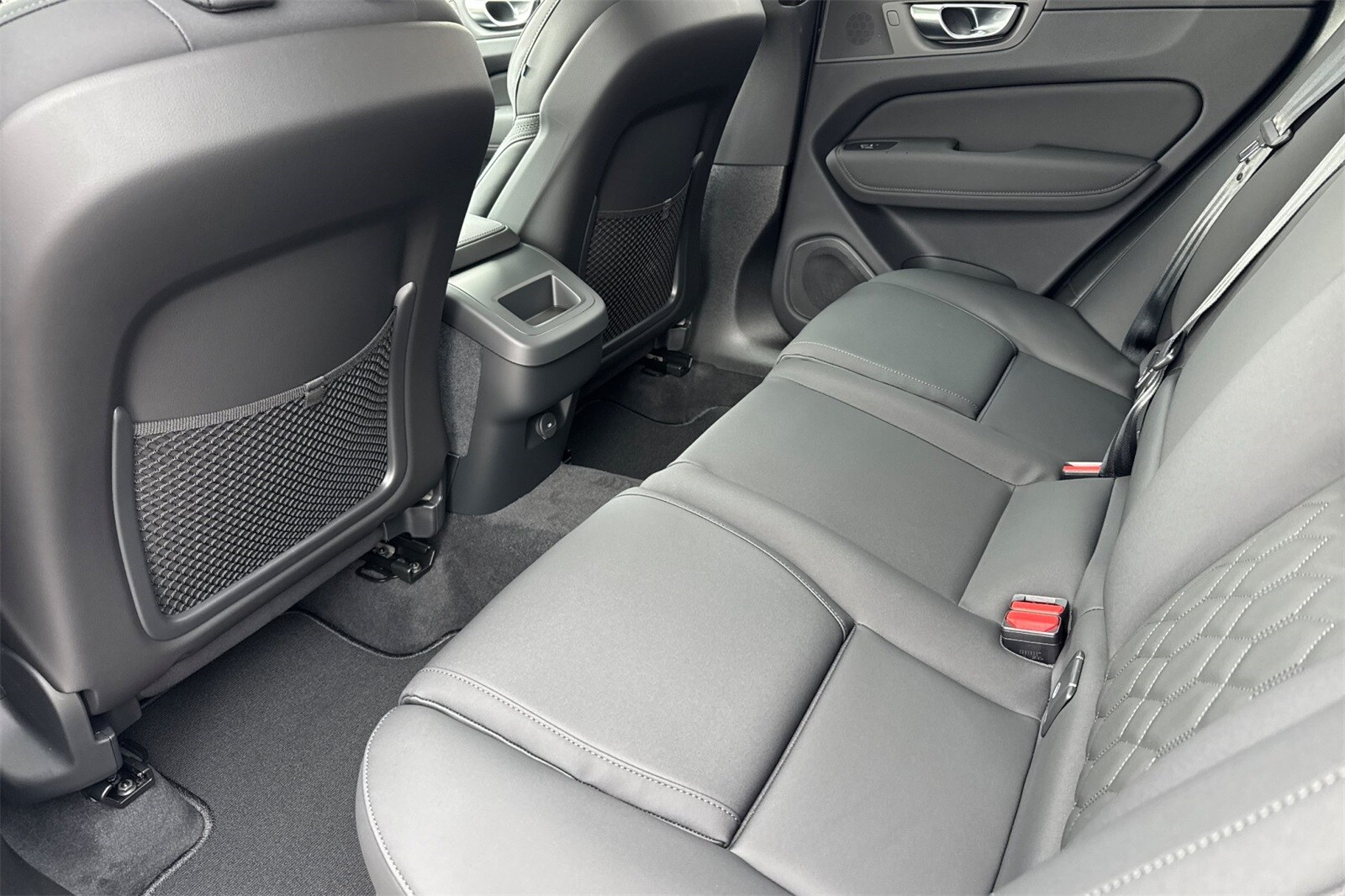 2026 Volvo XC60 B5 Plus photo 4