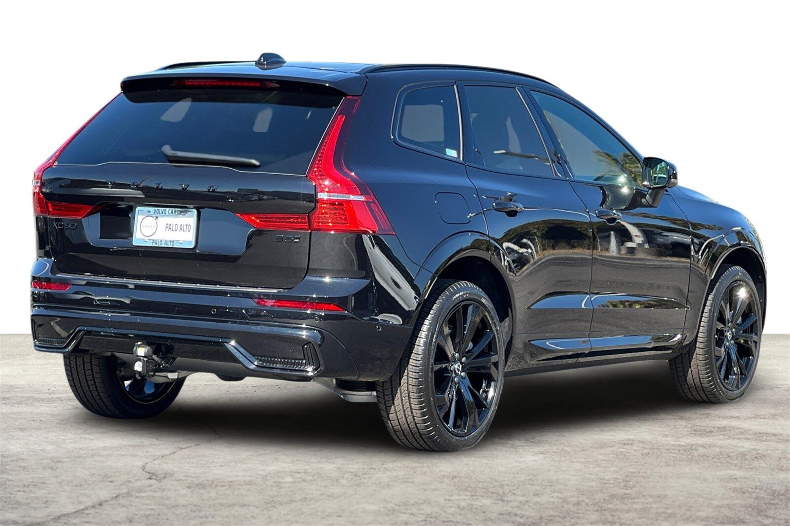 2025 Volvo XC60 B5 Black Edition photo 2