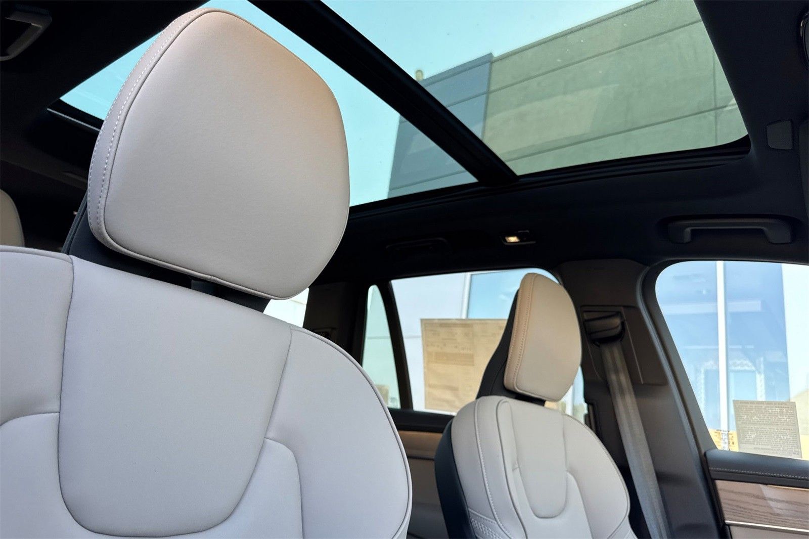 2026 Volvo XC90 Plus - Photo 17