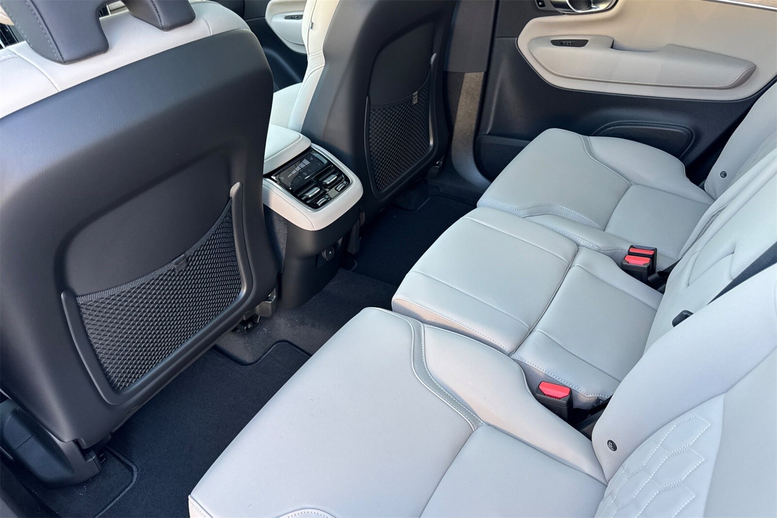 2026 Volvo XC90 B5 Plus photo 3