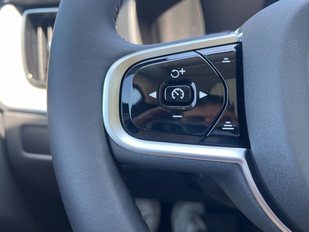 2025 Volvo XC60 Plus - Photo 18