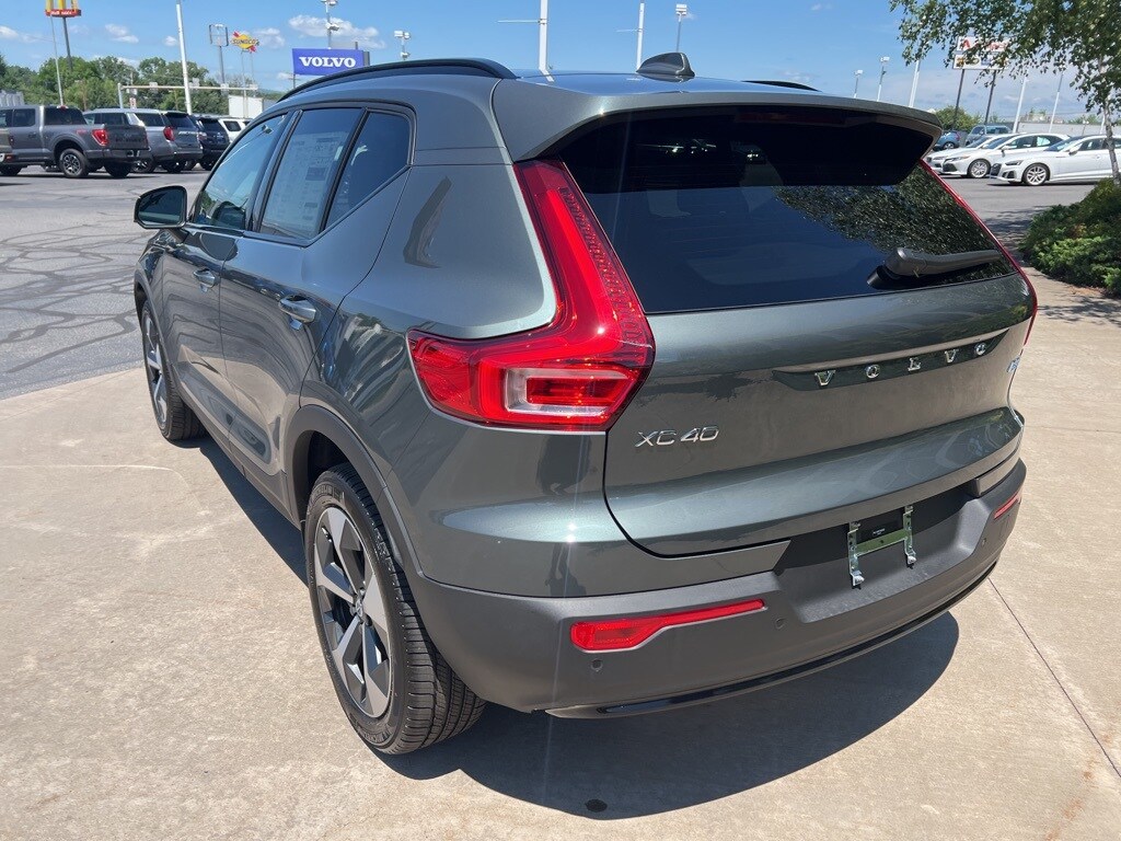 2026 Volvo XC40 Core photo 2