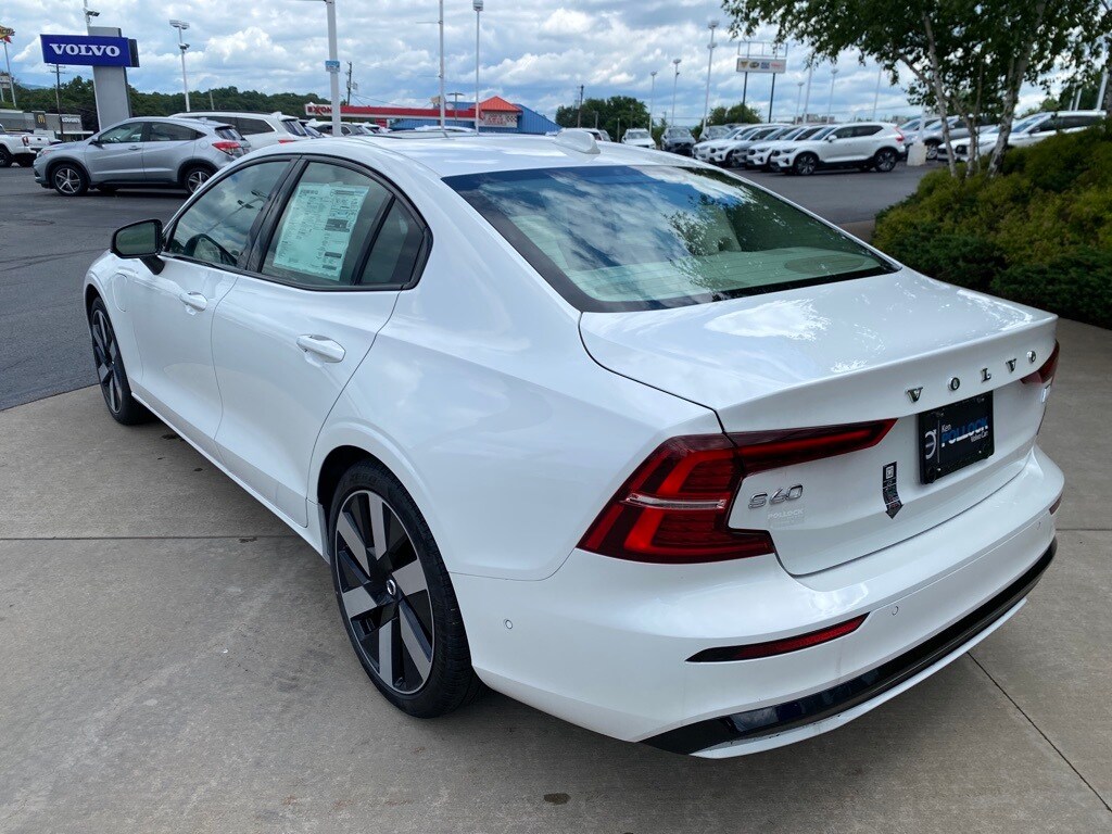 2024 Volvo S60 Recharge T8 Plus photo 3