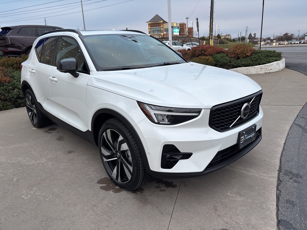 2025 Volvo XC40 Plus photo 3