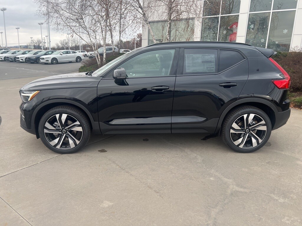 2025 Volvo XC40 photo 2