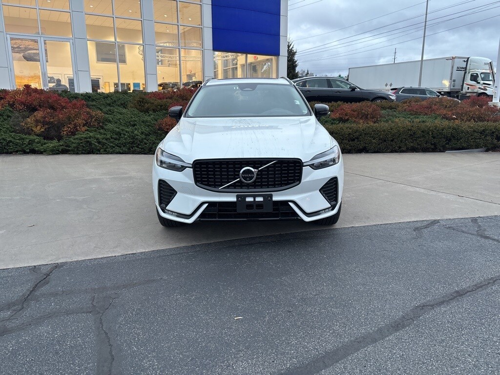 2025 Volvo XC60 B5 Plus photo 2