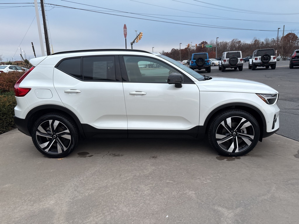 2025 Volvo XC40 Plus photo 4