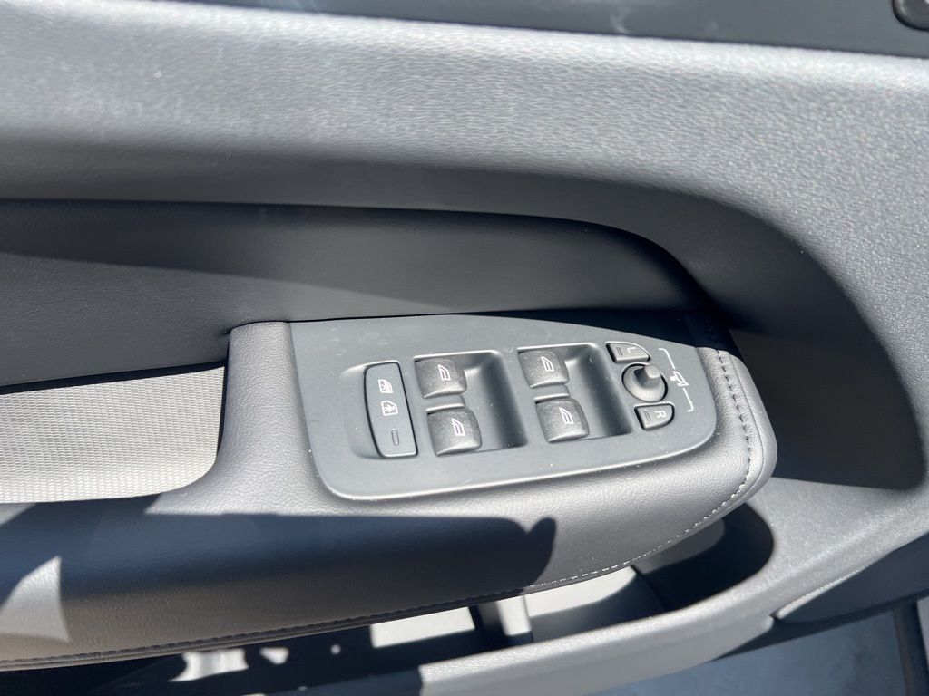 2025 Volvo XC60 Plus - Photo 12