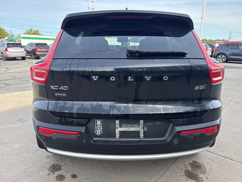 2023 Volvo XC40 Plus photo 2