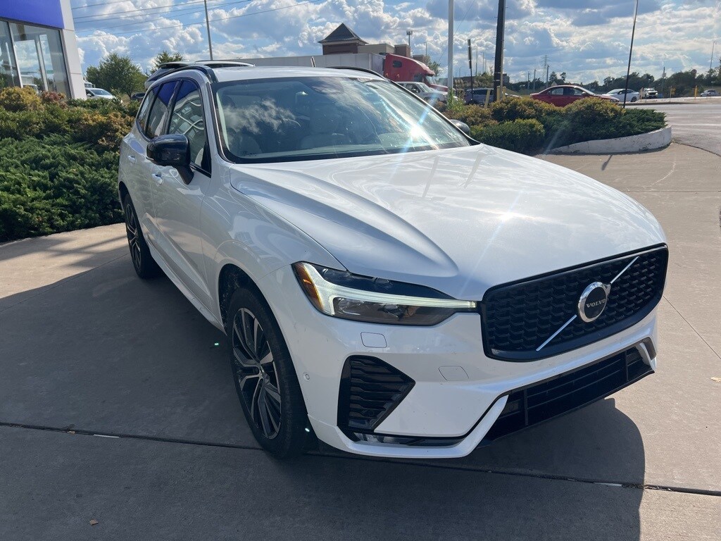 2023 Volvo XC60 B5 Plus photo 3
