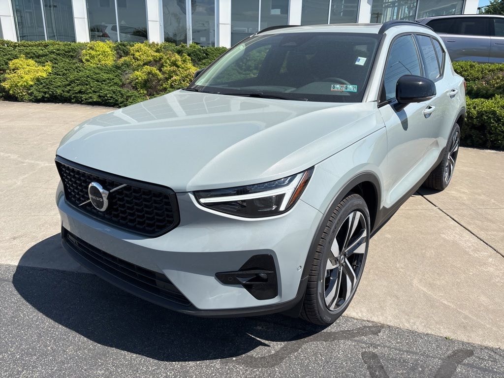 New 2026 Volvo XC40 B5 Plus SUV