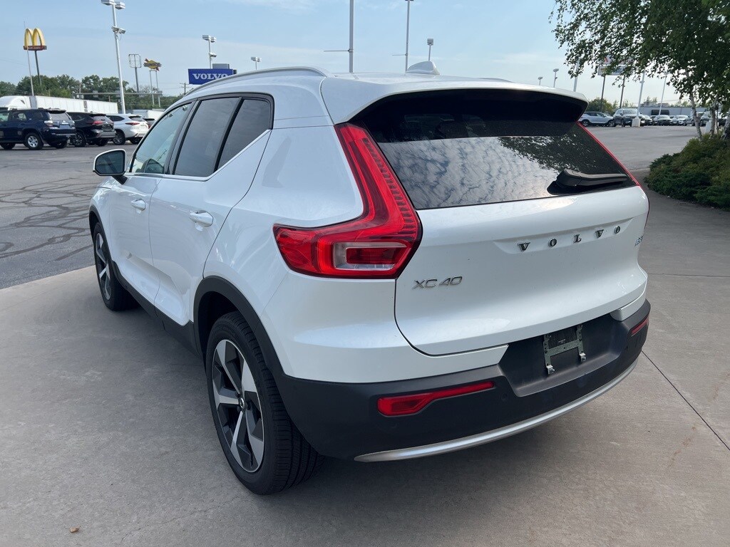 2025 Volvo XC40 Plus photo 2